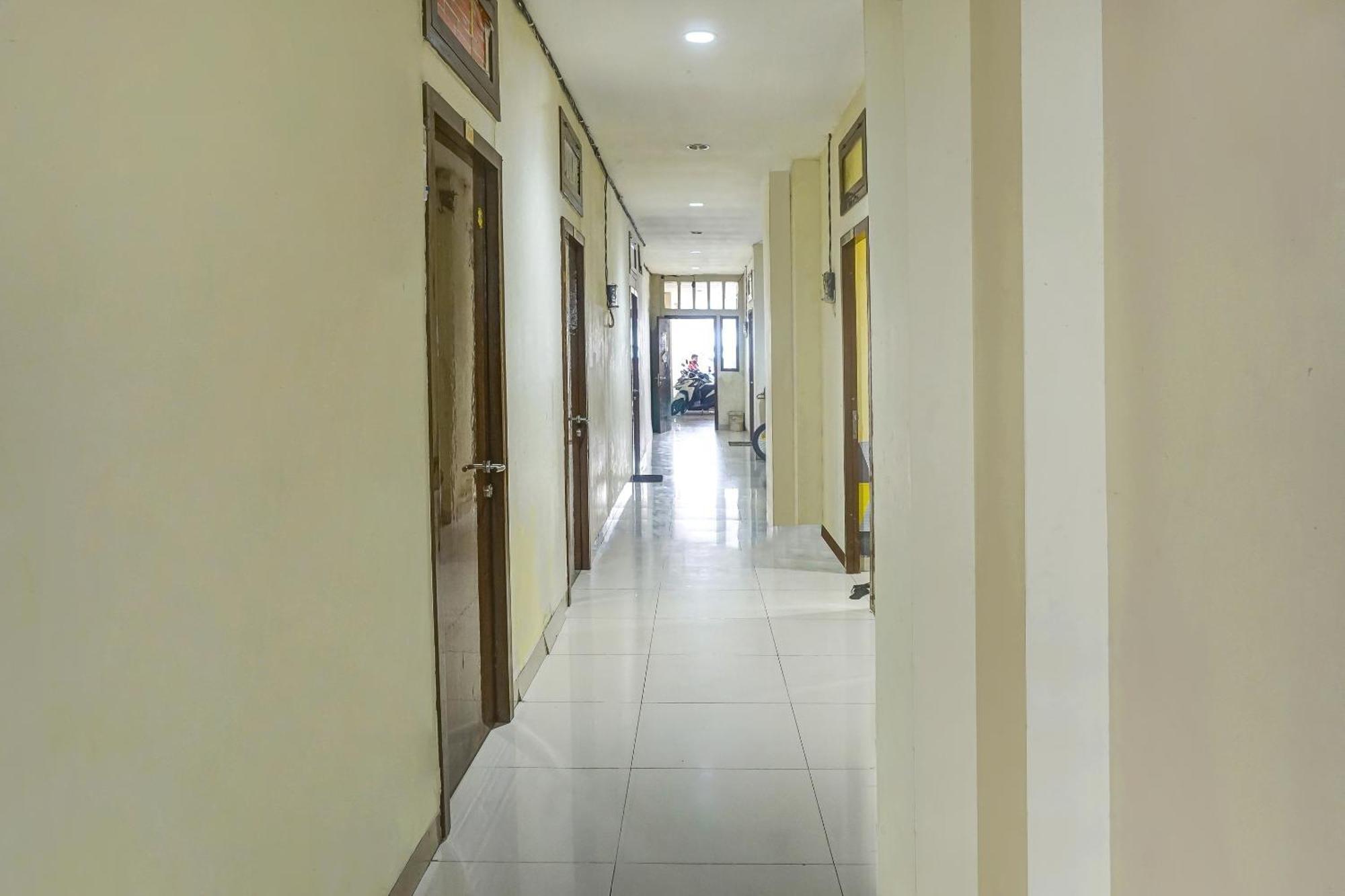 Oyo 91182 Kos'ta Makassar