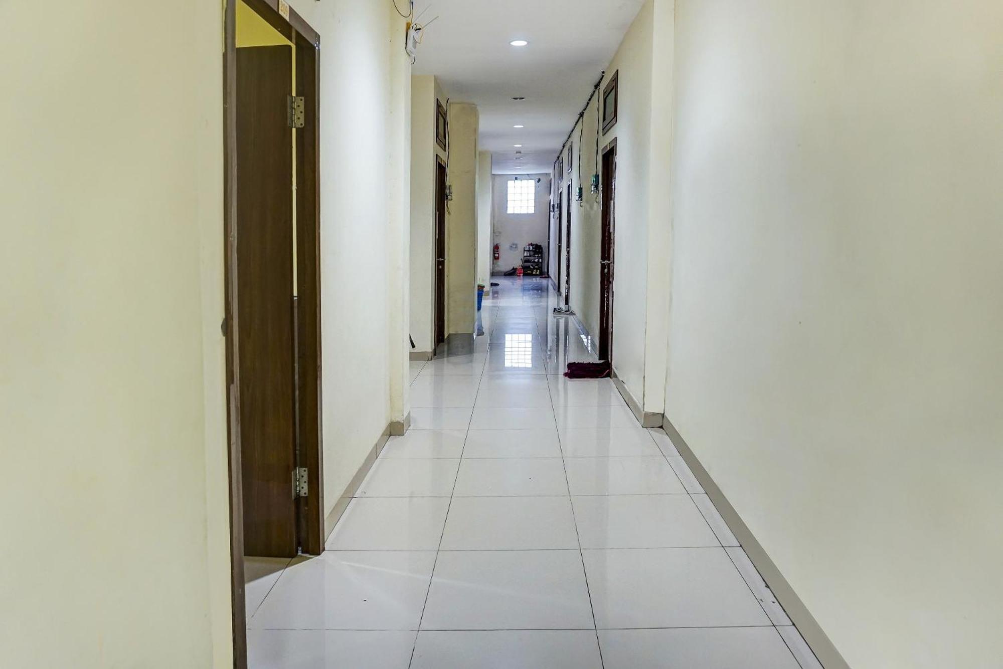 Oyo 91182 Kos'ta Makassar