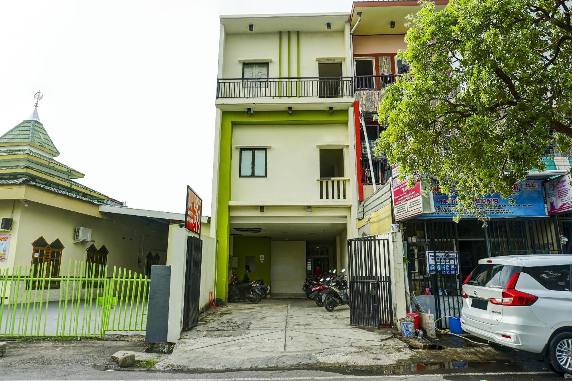 Oyo 91182 Kos'ta Hotel Makassar